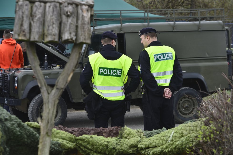 Zadržený řidič je následně předán Policii ČR.