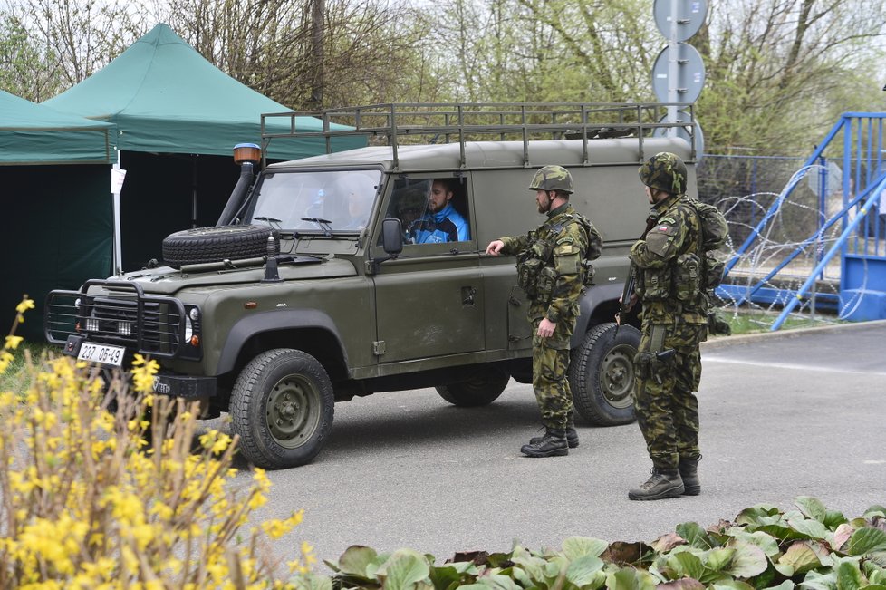 Řidič je následně vyzván, aby vystoupil z auta, a odhalil možné úložné prostory pod dohledem vojáků.