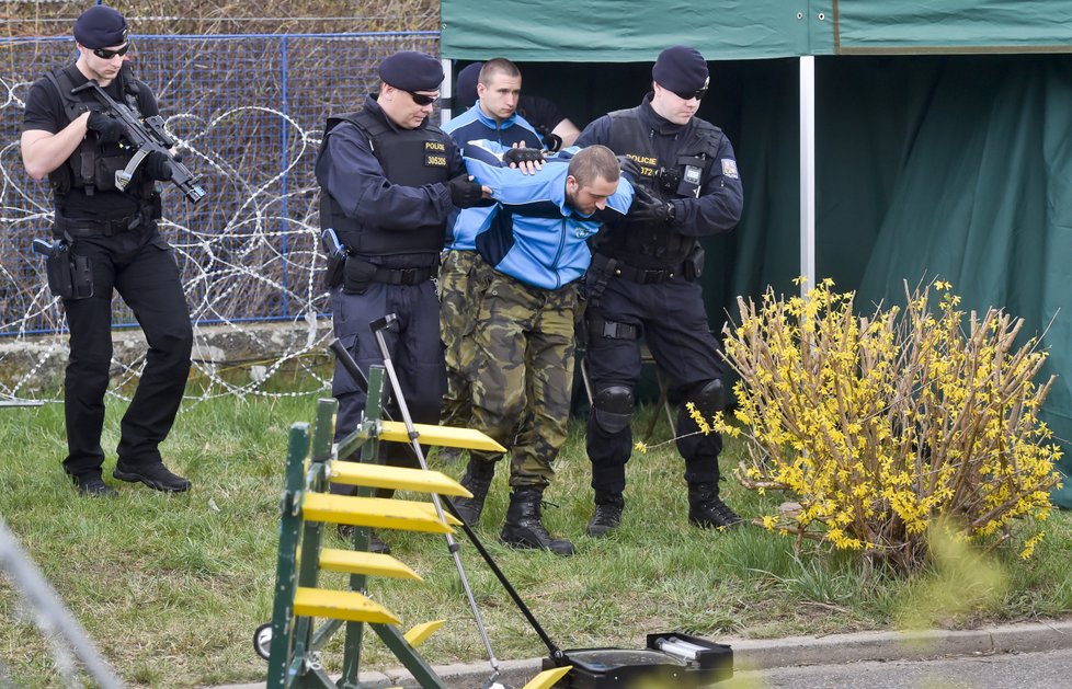 Pokud se u řidiče ukáže, že se snažil propašovat zbraň, je ihned zadržen a předán Policii ČR.