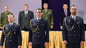 Příslušníci Armády ČR (zleva) Petr Ungermann, Petr Michek a Jaroslav Hálko byli oceněni za záchranu lidského života