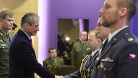 Ministr obrany Martin Stropnický gratuluje jednomu z oceněných vojáků Petru Ungermannovi