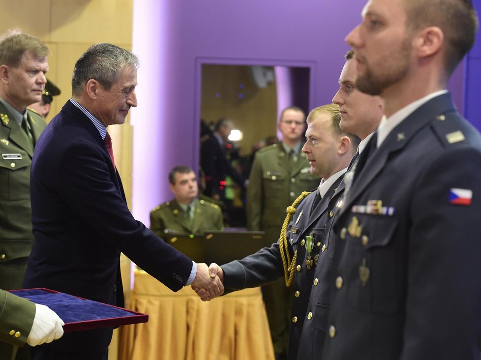 Ministr obrany Martin Stropnický gratuluje jednomu z oceněných vojáků Petru Ungermannovi.