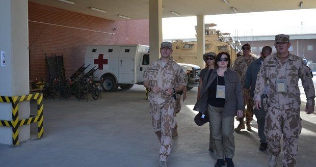 První dáma Zemanová u vojákyň v Afghánistánu: Není vám smutno bez rodin a partnerů?