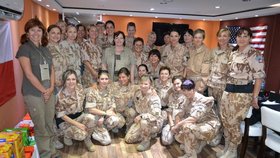 Společná fotografie první dámy s vojákyněmi 11. ÚU AČR RS