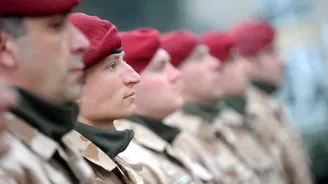 Těžký úkol pro Zůnu. Má nabírat čtyři tisíce nových vojáků ročně. Nalákat je mají vyšší platy a byty Těžký úkol pro Zůnu. Má nabírat čtyři tisíce nových vojáků ročně. Nalákat je mají vyšší platy a byty