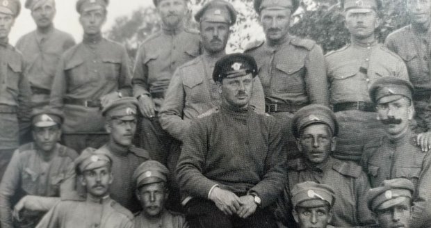 Syrový (sedící uprostřed) se spolubojovníky z legií ještě před zraněním, které ho připravilo o pravé oko.