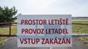 Bývalé armádní letiště v Líních u Plzně, kde chce Volkswagen postavit továrnu na baterie do elektromobilů.