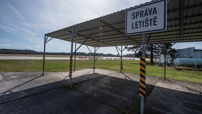Bývalé armádní letiště v Líních u Plzně, kde měla původně vzniknout továrna na baterie do elektroaut.