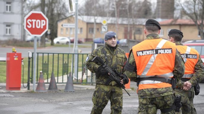 Armádní policisté čekají u vojenského letiště v pražských Kbelích, kam přiletěl vládní speciál s pěticí Čechů unesených v Libanonu.