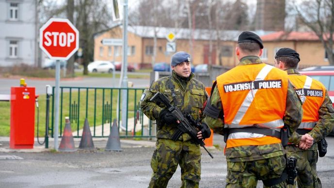 Armádní policisté hlídkují u vojenského letiště v  pražských Kbelích, kam přiletěl vládní airbus s pěticí Čechů unesených v Libanonu.