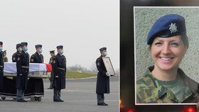 Armádní speciál přepravil ostatky Michaely Tiché do vlasti, 13. listopadu 2020.