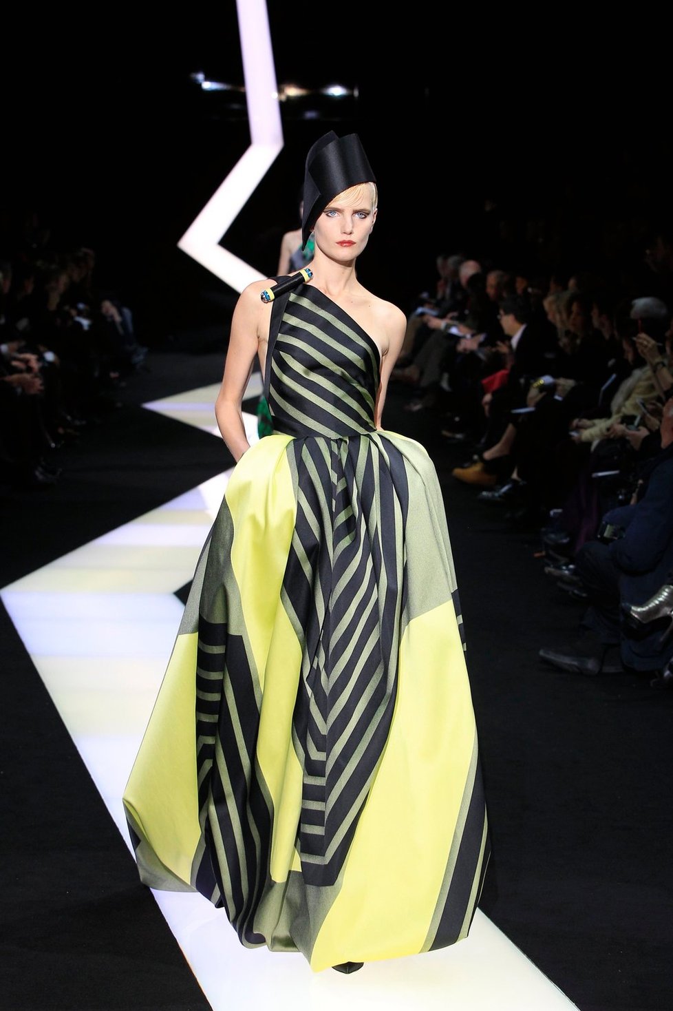Armani Privé haute couture, jaro 2013.