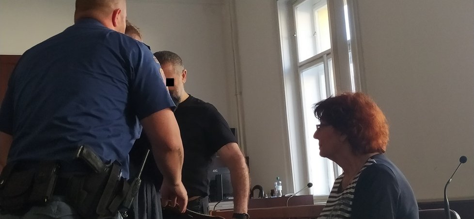Městský soud v Praze projednával případ Norayra T., který podle obžaloby v létě 2016 střílel na dva muže před obchodním centrem na Zličíně v Praze, 9. srpna 2022, Praha. Prvního muže netrefil, druhého zasáhl šestkrát, život mu zachránili lékaři. Norayr T. soudy jako uprchlého potrestaly 15 lety vězení, po dopadení požádal o opětovné projednání případu.