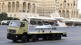 Turecké drony Bayraktar přispěly k dominanci Ázerbájdžánu nad Arménií roku 2020.