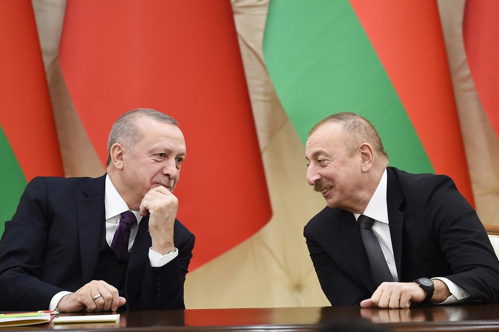 Turecký prezident Erdogan přijel do Baku podpořit prezidenta Ázerbájdžánu Ilhama Alijeva.
