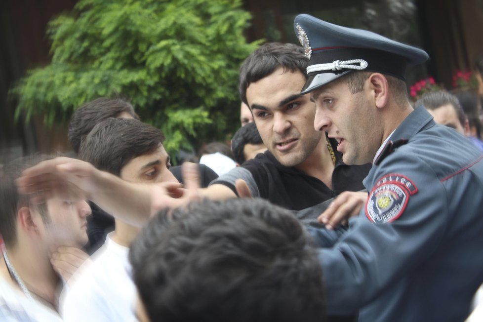 Policista dohlíží na pořádek v metropoli.