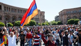 Demonstranti blokují ulice Jerevanu. K zahájení kampaně občanské neposlušnosti vyzval v úterý opoziční vůdce Nikol Pašinjan poté, co jej parlament nezvolil premiérem (2.5.2018).