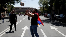 Demonstranti blokují ulice Jerevanu. K zahájení kampaně občanské neposlušnosti vyzval v úterý opoziční vůdce Nikol Pašinjan poté, co jej parlament nezvolil premiérem (2.5.2018).