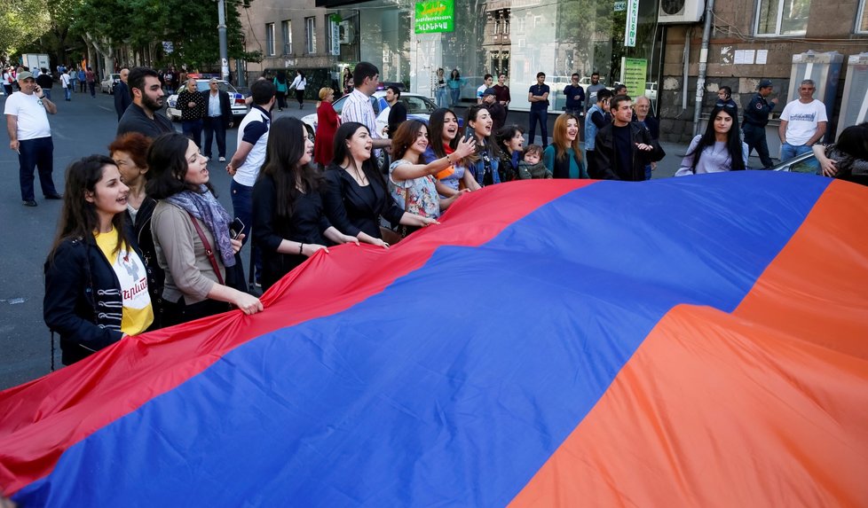 Demonstranti blokují ulice Jerevanu. K zahájení kampaně občanské neposlušnosti vyzval v úterý opoziční vůdce Nikol Pašinjan poté, co jej parlament nezvolil premiérem (2.5.2018).