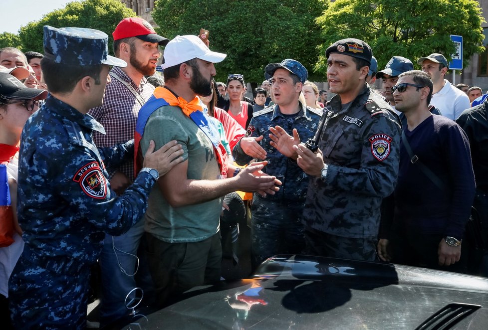 Demonstranti v Jerevanu v diskusi s policií. K zahájení kampaně občanské neposlušnosti vyzval v úterý opoziční vůdce Nikol Pašinjan poté, co jej parlament nezvolil premiérem (2.5.2018).