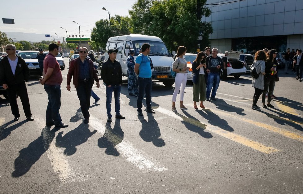 Demonstranti blokují ulice Jerevanu. K zahájení kampaně občanské neposlušnosti vyzval v úterý opoziční vůdce Nikol Pašinjan poté, co jej parlament nezvolil premiérem (2.5.2018).