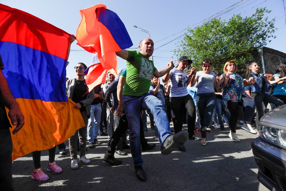 Demonstranti protestují v ulicích Jerevanu. K zahájení kampaně občanské neposlušnosti vyzval v úterý opoziční vůdce Nikol Pašinjan poté, co jej parlament nezvolil premiérem (2.5.2018).