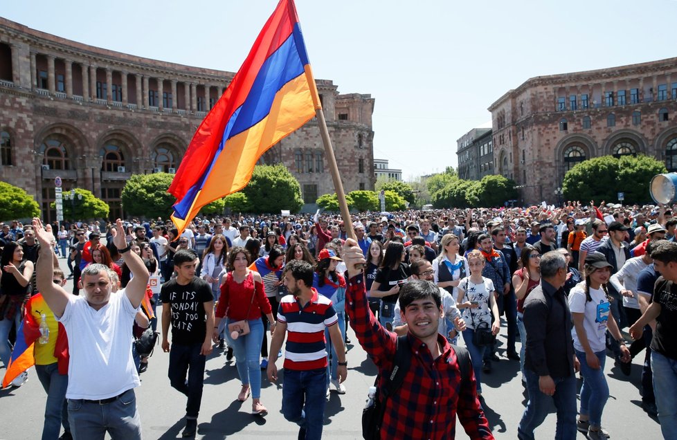 Demonstranti blokují ulice Jerevanu. K zahájení kampaně občanské neposlušnosti vyzval v úterý opoziční vůdce Nikol Pašinjan poté, co jej parlament nezvolil premiérem (2.5.2018).