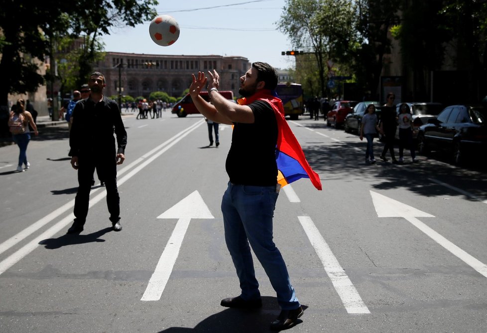 Demonstranti blokují ulice Jerevanu. K zahájení kampaně občanské neposlušnosti vyzval v úterý opoziční vůdce Nikol Pašinjan poté, co jej parlament nezvolil premiérem (2. 5. 2018).