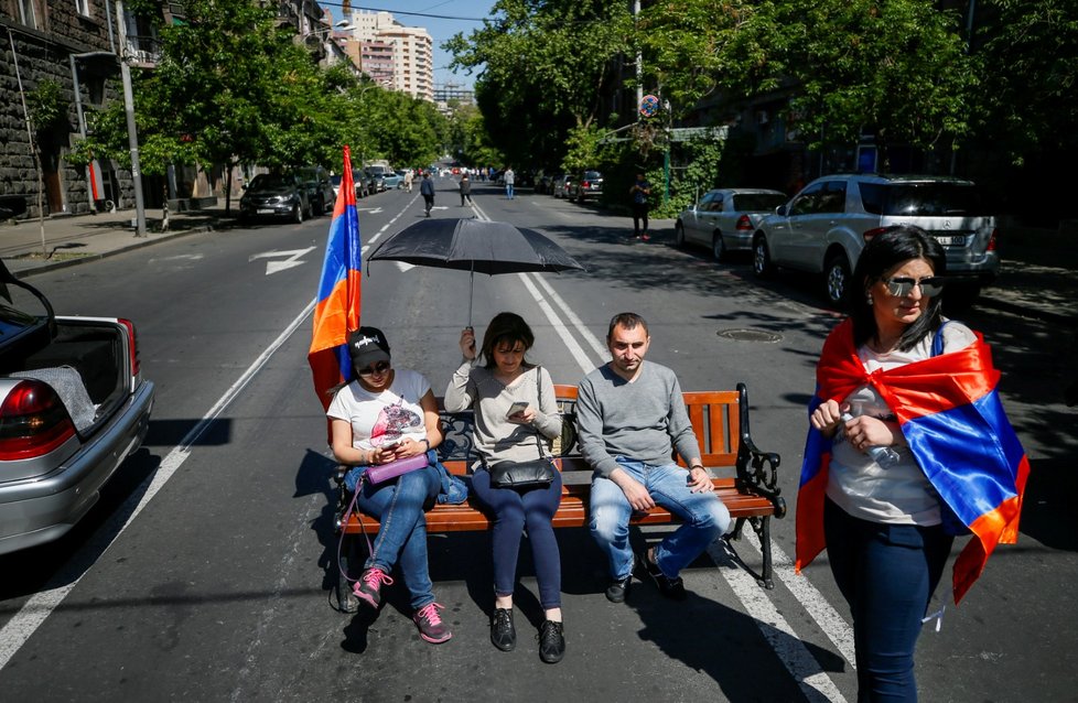 Demonstranti blokují ulice Jerevanu. K zahájení kampaně občanské neposlušnosti vyzval v úterý opoziční vůdce Nikol Pašinjan poté, co jej parlament nezvolil premiérem (2. 5. 2018).