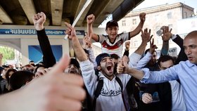 Demonstranti slaví v ulicích Jerevanu poté, co Sargsjan oznámil rezignaci (23. 4. 2018).