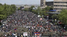 Dav demonstrantů na pochodu v arménském hlavním městě Jerevanu. Protestující požadovali rezignaci premiéra Serže Sargsjana. Masivní protesty trvaly více než týden a vedly 23. 4. k Sargasjanově odstoupení.