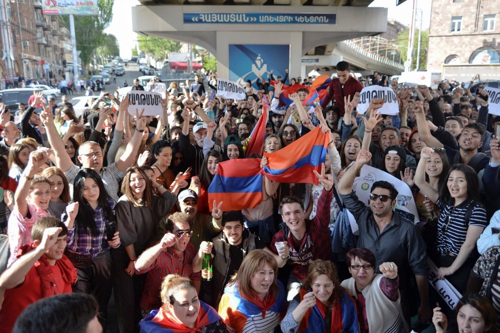Demonstranti slaví v ulicích Jerevanu poté, co Sargsjan oznámil rezignaci (23.4.2018)