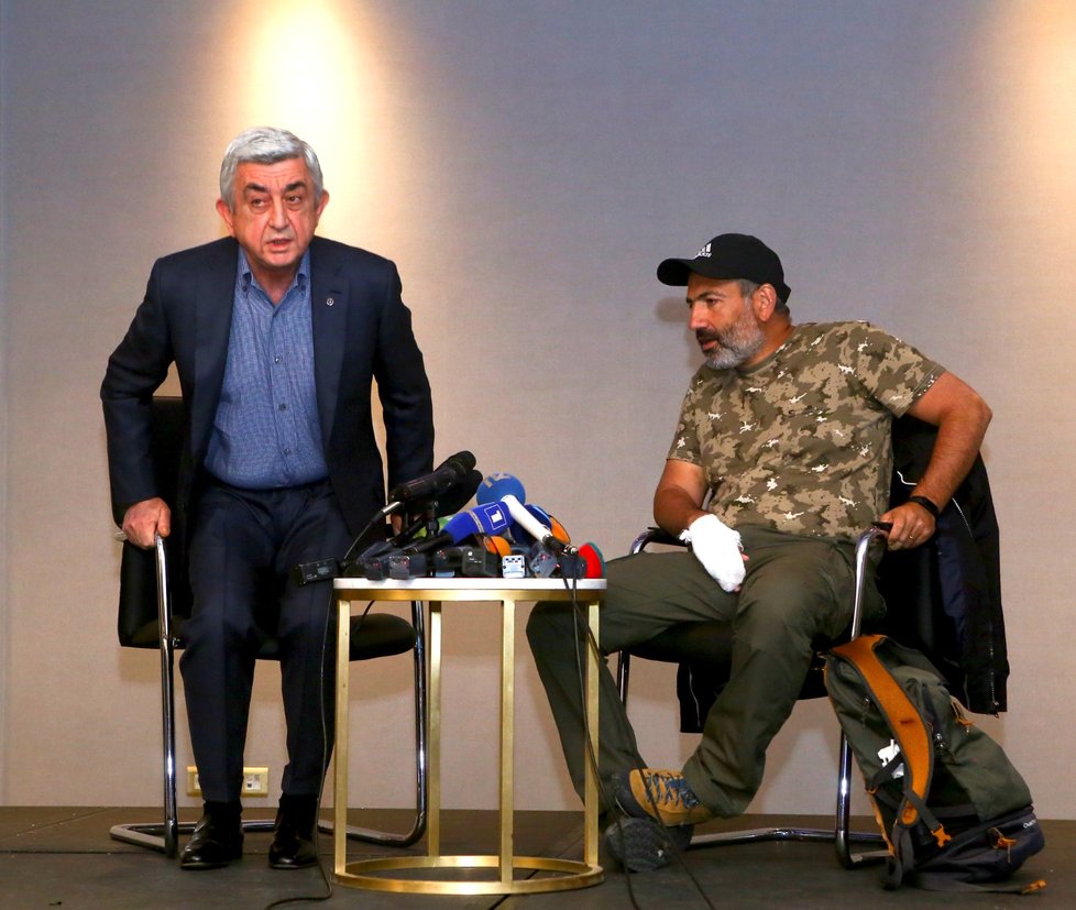 Arménský premiér Serž Sargsjan odchází po setkání s vůdcem protestů Nikolem Pašinjanem. O den později již rezignoval (22.4.2018)