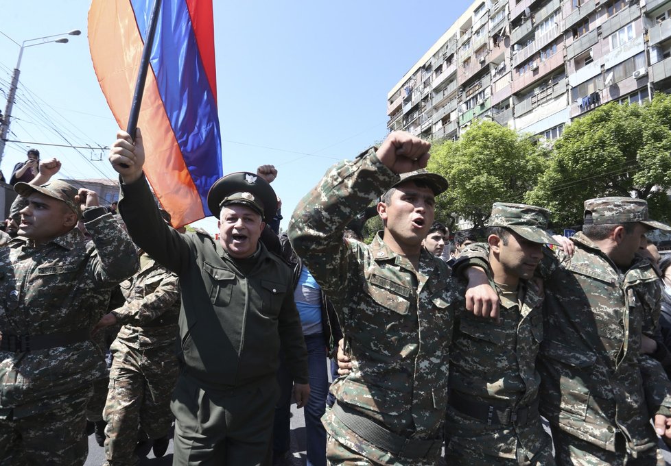 Demonstranti v arménském hlavním městě Jerevanu požadují odstoupení premiéra Serž Sargsjana (23.4.2018)