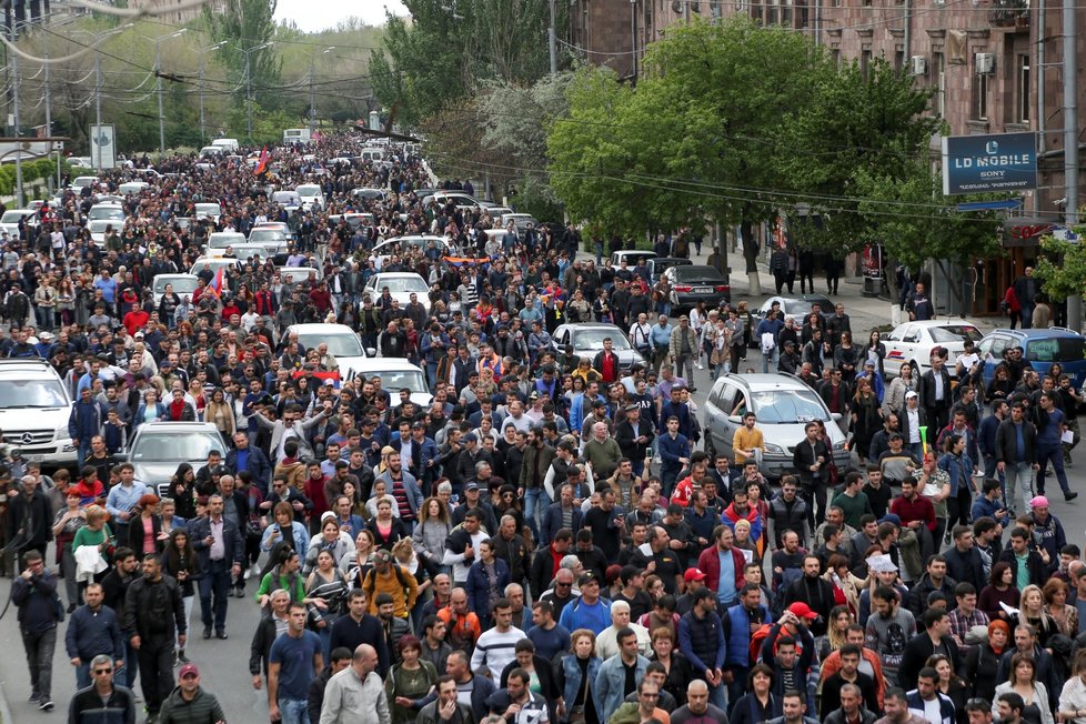 Demonstranti v arménském hlavním městě Jerevanu požadují odstoupení premiéra Serže Sargsjana (23. 4. 2018).