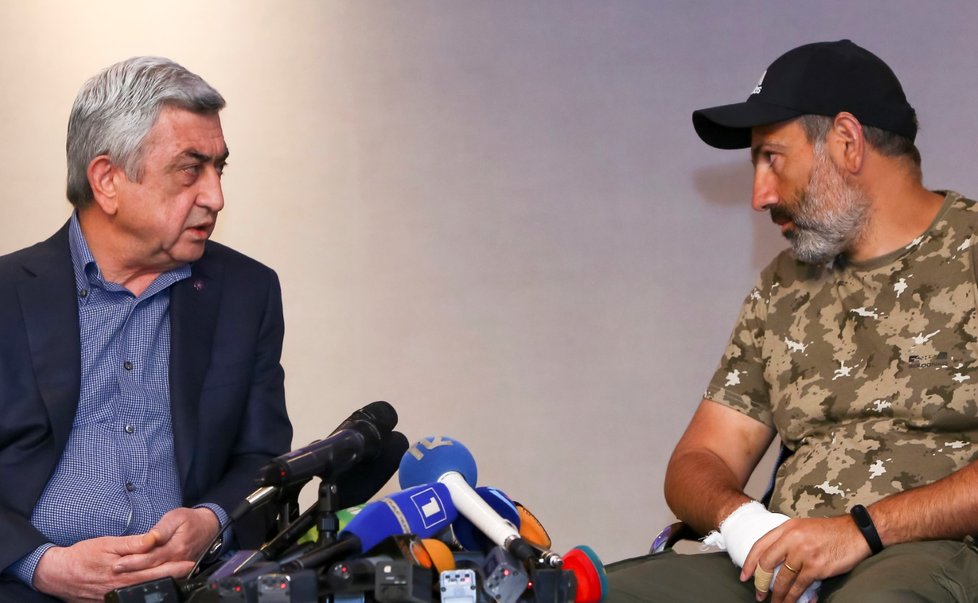 Arménský premiér Serž Sargsjan na jednání s vůdcem protestů Nikolem Pašinjanem. Tehdy o svém odstoupení debatovat odmítl, pod tlakem protestů však o den později již rezignoval (22.4.2018)