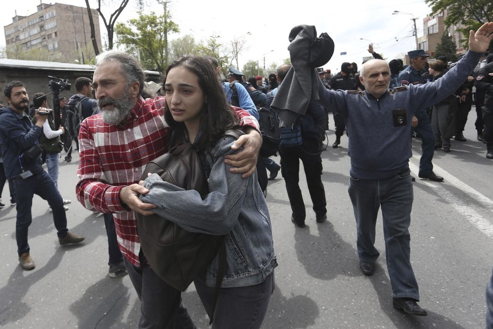 Demonstranti v arménském hlavním městě Jerevanu požadují odstoupení premiéra Serže Sargsjana (22. 4. 2018).