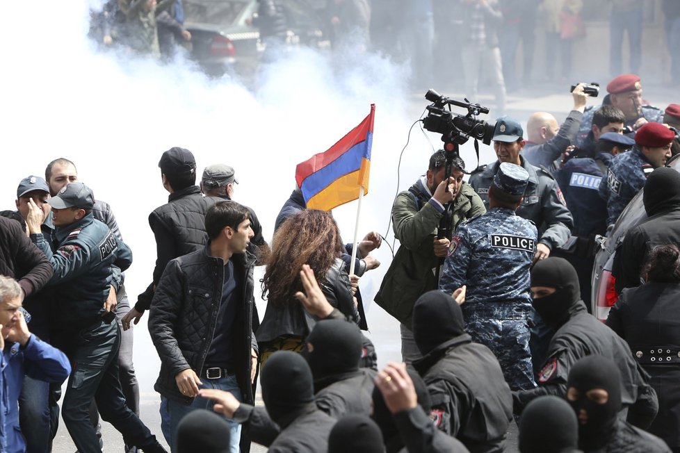 Arménští policisté při rozhánění protivládní demonstrace v Jerevanu (22.4.2018). Pod tlakem protestů nakonec odstoupil premiér Serž Sargsjan.