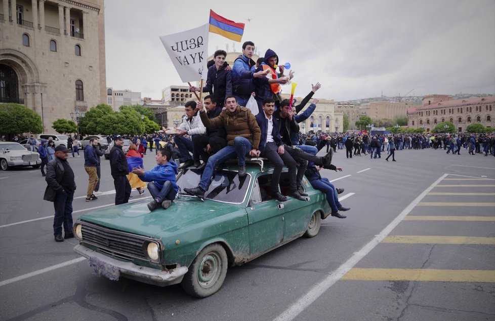 Masivní protesty trvaly více než týden a vedly 23. 4. k Sargasjanově odstoupení.