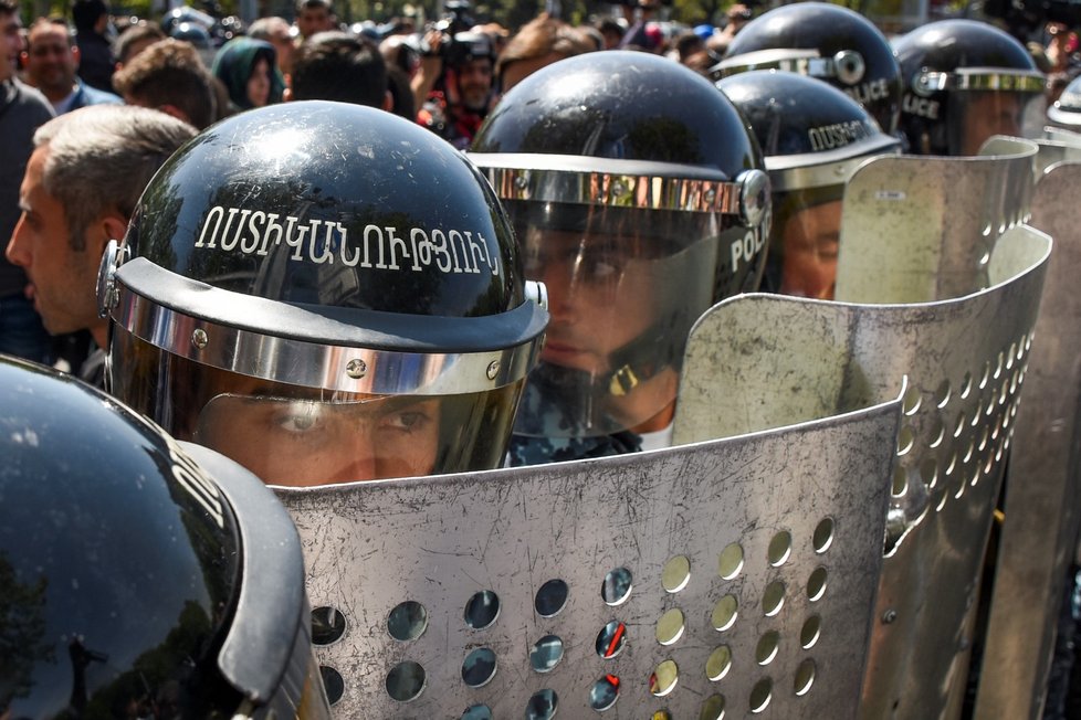 Arménští policisté během masivních demonstrancí za odstoupení premiéra Serž Sargsjana (18.4.2018).