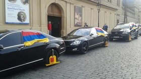 Mercedesy organizátorů pochodu „ozdobili“ policisté botičkami.