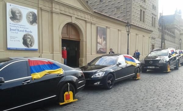 Mercedesy organizátorů pochodu „ozdobili“ policisté botičkami.