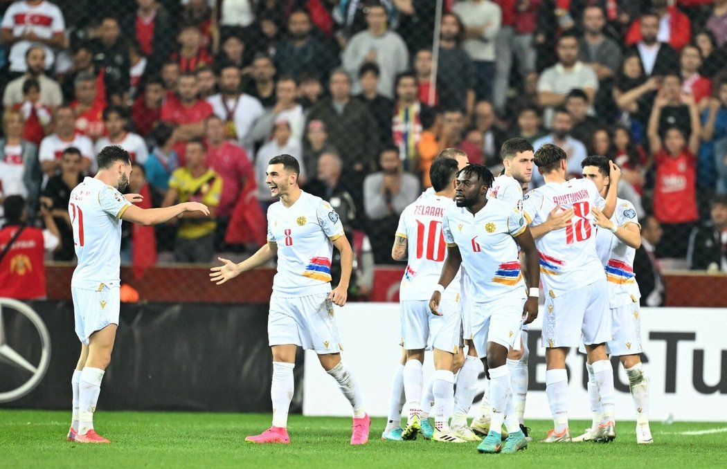 Arménští fotbalisté se radují z branky v kvalifikačním duelu s Tureckem