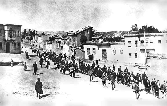 Turecká armáda eskortuje Armény. Elazí, 1915.