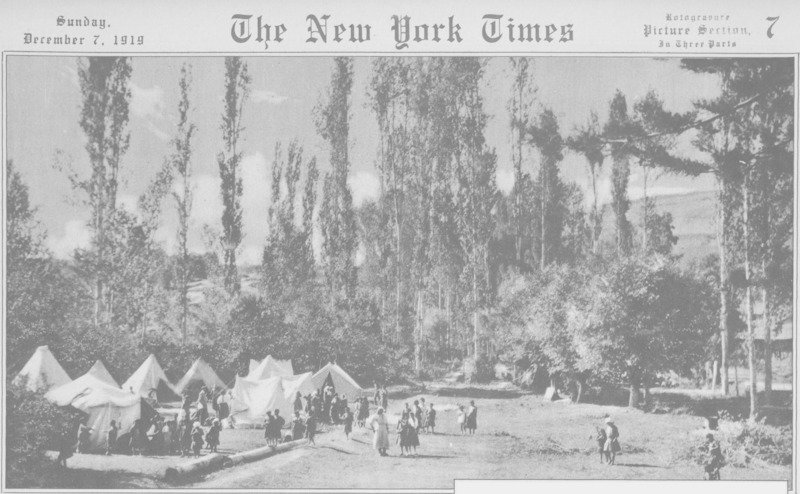 Titulka New York Times (1919): Humanitární pracovníci Near East Relief v Sivasu.