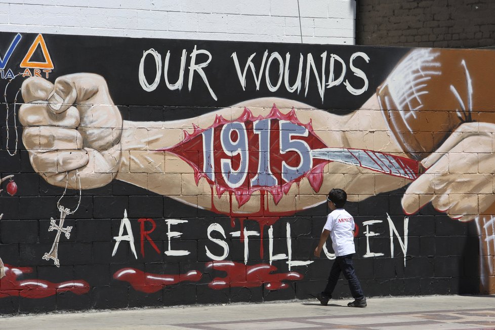 TRAUMA Z ROKU 1915. Naše rány jsou pořád otevřeny, připomněli Arméni i malbou na zdi v Los Angeles.