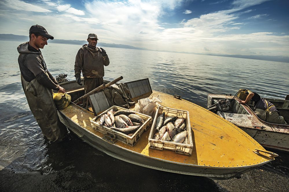 Rybáři u břehů jezera Sevan