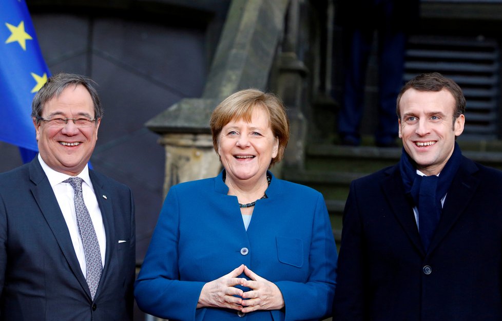 Armin Laschet, nový šéf CDU, s dosluhující kancléřkou Merkelovou a Emmanuelem Macronem