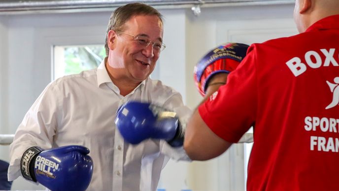 Armin Laschet, předseda CDU a žhavý kandidát na příštího spolkového kancléře, během předvolební kampaně ve Frankfurtu nad Mohanem zašel na trénink boxu