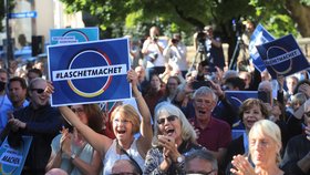 Angela Merkelová podpořila den před volbami v Cáchách Armina Lascheta (25.9.2021)